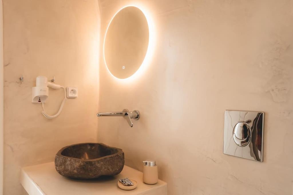 Akri Santorini With Heated Jacuzzi *